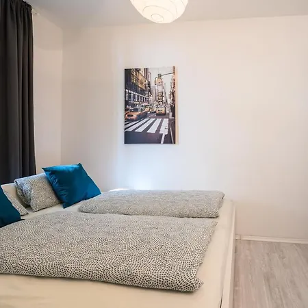 Helle In Sudenburg Mit Balkon - Wlan, 4 Schlafplaetze Apartamento Magdeburgo