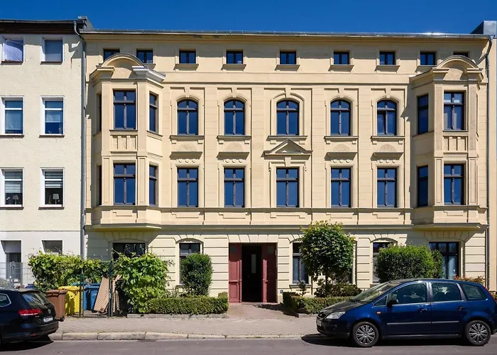 Helle In Sudenburg Mit Balkon - Wlan, 4 Schlafplaetze * Maagdenburg